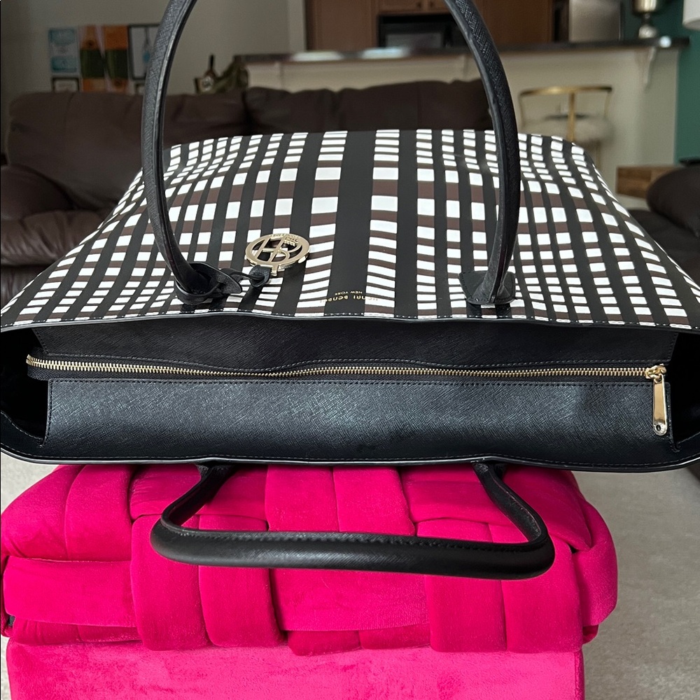 Henri Bendel Tote-EUC - Picture 12 of 15